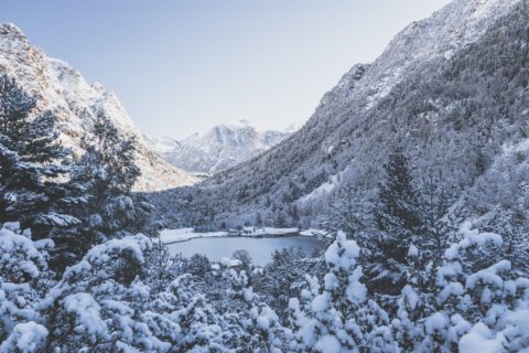 randonnée au parc national d'aiguestortes sous la neige