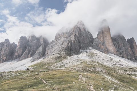 randonnée devant les pics du tre cime di laverado dans les dolomites italiennes