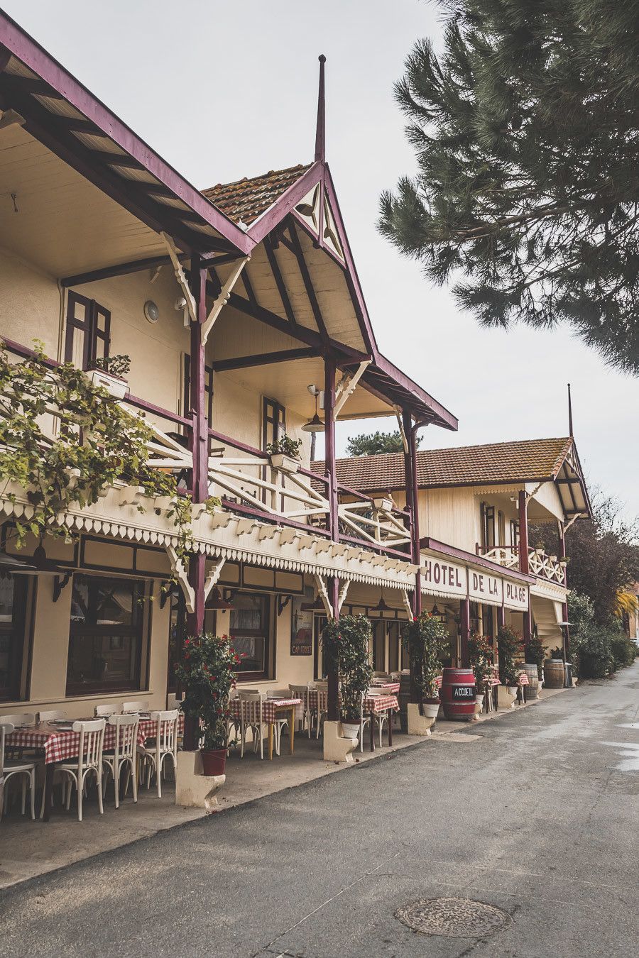 Envie de visiter le Bassin d’Arcachon ? Vous n’avez jamais eu la chance de monter la dune du Pilat ? Cet article est fait pour vous. Partez à la découverte du Cap Ferret, de la ville d’hiver d’Arcachon et des jolis villages ostréicoles lors d’un week-end bien mérité. #roadtrip #nouvelleaquitaine #france #vacances / Bassin d’Arcachon / Arcachon bassin / Gironde France / Gironde tourisme / Gironde paysage / Gironde visite / Nouvelle Aquitaine France