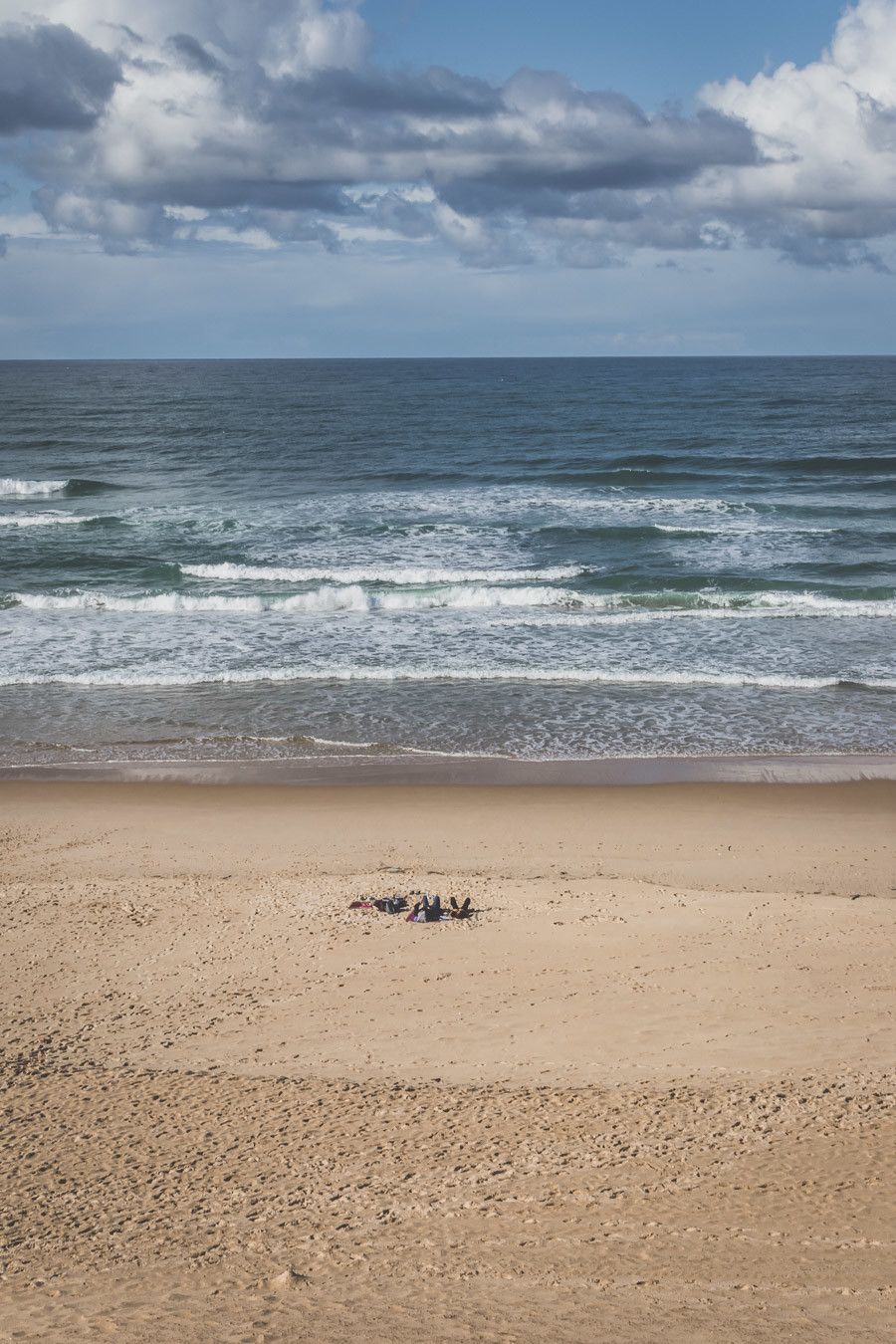 Tu ne sais pas que faire dans les Landes ? Tu rêves de plages de sable fin et de coins nature sans prendre l’avion ? Les Landes sont faites pour toi ! Retrouve dans notre article détaillé quoi faire dans les Landes, que voir et que visiter, entre jolies plages et villages de charme, réserves naturelles… #roadtrip #landes #nouvelleaquitaine #france / Vacances en France / Vacances plage / France paysage / Landes paysage / Landes tourisme / Landes plage / Landes France / Voyage en France / Voyage nature