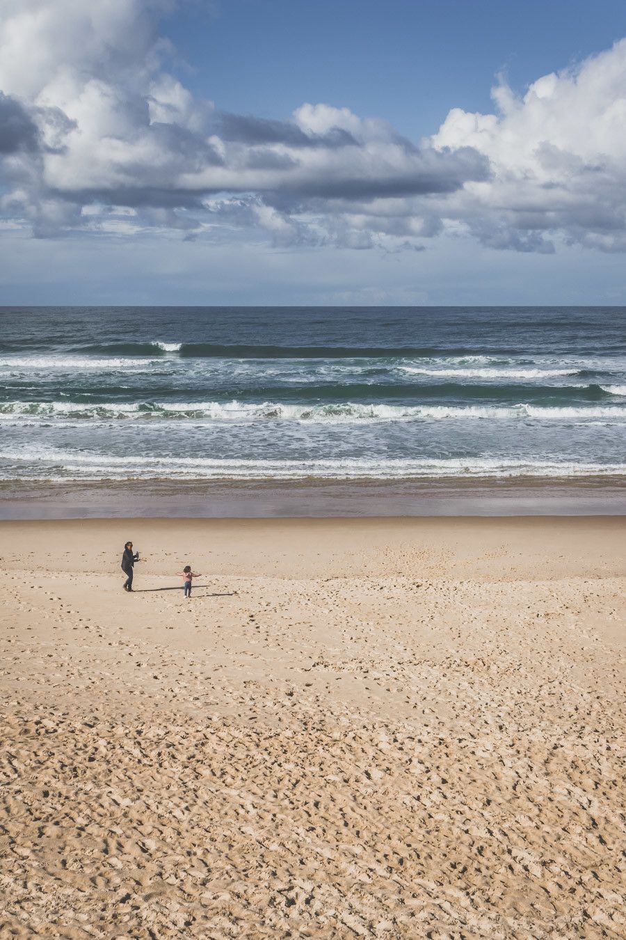 Tu ne sais pas que faire dans les Landes ? Tu rêves de plages de sable fin et de coins nature sans prendre l’avion ? Les Landes sont faites pour toi ! Retrouve dans notre article détaillé quoi faire dans les Landes, que voir et que visiter, entre jolies plages et villages de charme, réserves naturelles… #roadtrip #landes #nouvelleaquitaine #france / Vacances en France / Vacances plage / France paysage / Landes paysage / Landes tourisme / Landes plage / Landes France / Voyage en France / Voyage nature