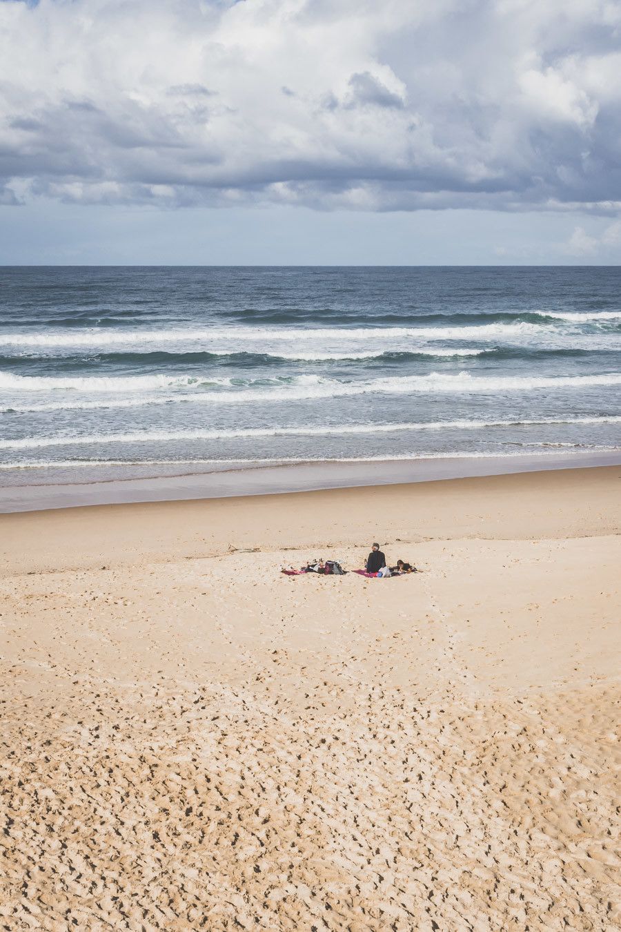 Tu ne sais pas que faire dans les Landes ? Tu rêves de plages de sable fin et de coins nature sans prendre l’avion ? Les Landes sont faites pour toi ! Retrouve dans notre article détaillé quoi faire dans les Landes, que voir et que visiter, entre jolies plages et villages de charme, réserves naturelles… #roadtrip #landes #nouvelleaquitaine #france / Vacances en France / Vacances plage / France paysage / Landes paysage / Landes tourisme / Landes plage / Landes France / Voyage en France / Voyage nature