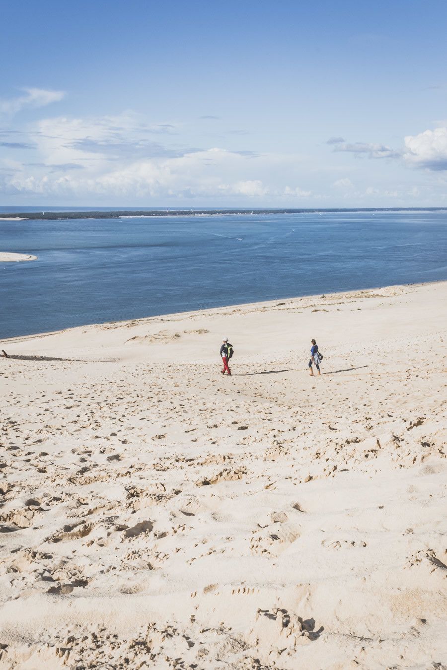 Envie de visiter le Bassin d’Arcachon ? Vous n’avez jamais eu la chance de monter la dune du Pilat ? Cet article est fait pour vous. Partez à la découverte du Cap Ferret, de la ville d’hiver d’Arcachon et des jolis villages ostréicoles lors d’un week-end bien mérité. #roadtrip #nouvelleaquitaine #france #vacances / Bassin d’Arcachon / Arcachon bassin / Gironde France / Gironde tourisme / Gironde paysage / Gironde visite / Nouvelle Aquitaine France