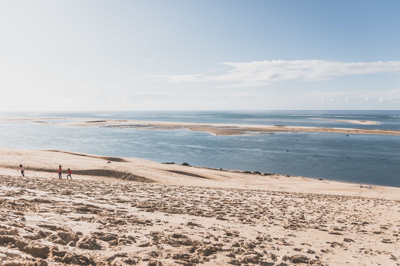 Envie de visiter le Bassin d’Arcachon ? Vous n’avez jamais eu la chance de monter la dune du Pilat ? Cet article est fait pour vous. Partez à la découverte du Cap Ferret, de la ville d’hiver d’Arcachon et des jolis villages ostréicoles lors d’un week-end bien mérité. #roadtrip #nouvelleaquitaine #france #vacances / Bassin d’Arcachon / Arcachon bassin / Gironde France / Gironde tourisme / Gironde paysage / Gironde visite / Nouvelle Aquitaine France