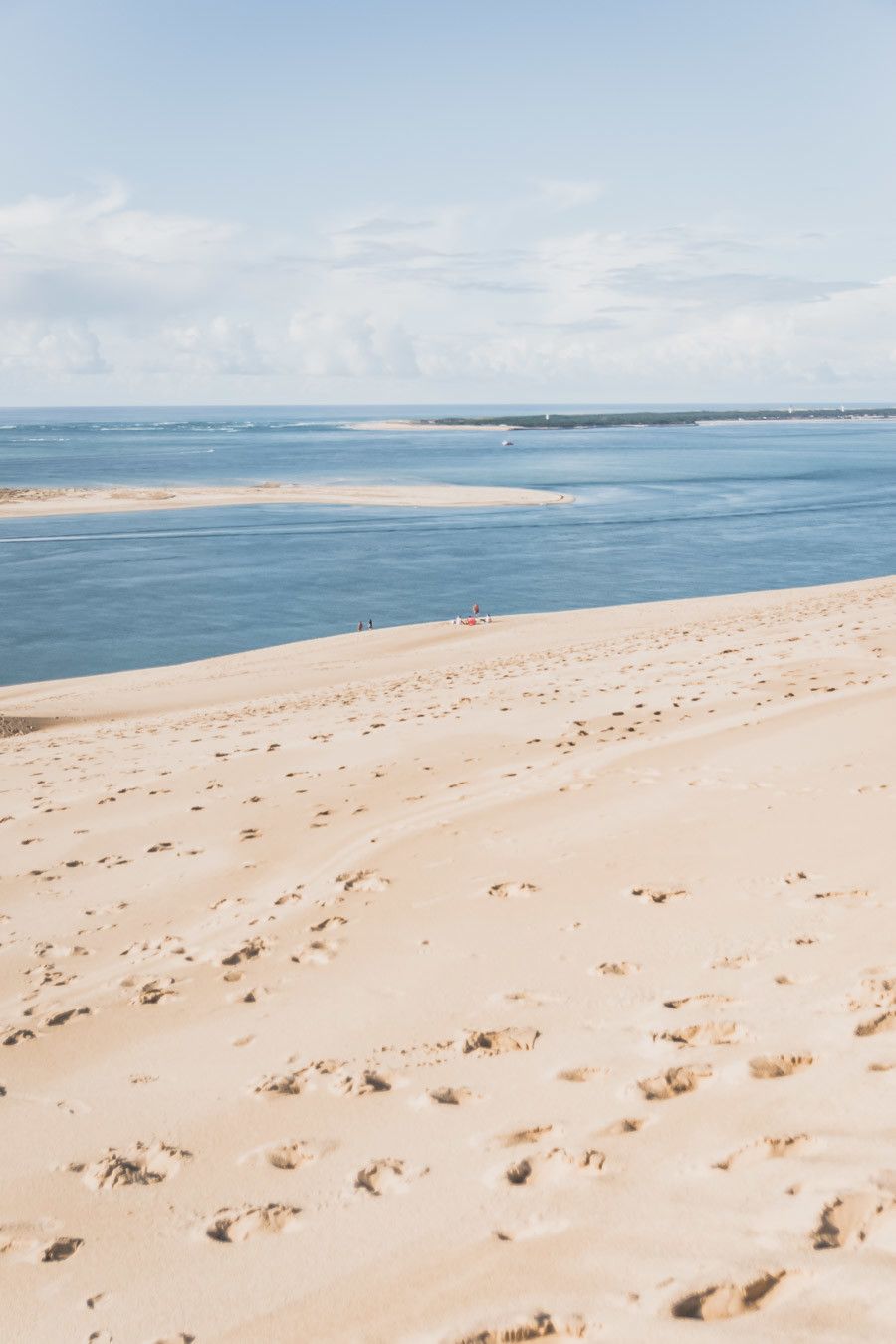 Envie de visiter le Bassin d’Arcachon ? Vous n’avez jamais eu la chance de monter la dune du Pilat ? Cet article est fait pour vous. Partez à la découverte du Cap Ferret, de la ville d’hiver d’Arcachon et des jolis villages ostréicoles lors d’un week-end bien mérité. #roadtrip #nouvelleaquitaine #france #vacances / Bassin d’Arcachon / Arcachon bassin / Gironde France / Gironde tourisme / Gironde paysage / Gironde visite / Nouvelle Aquitaine France