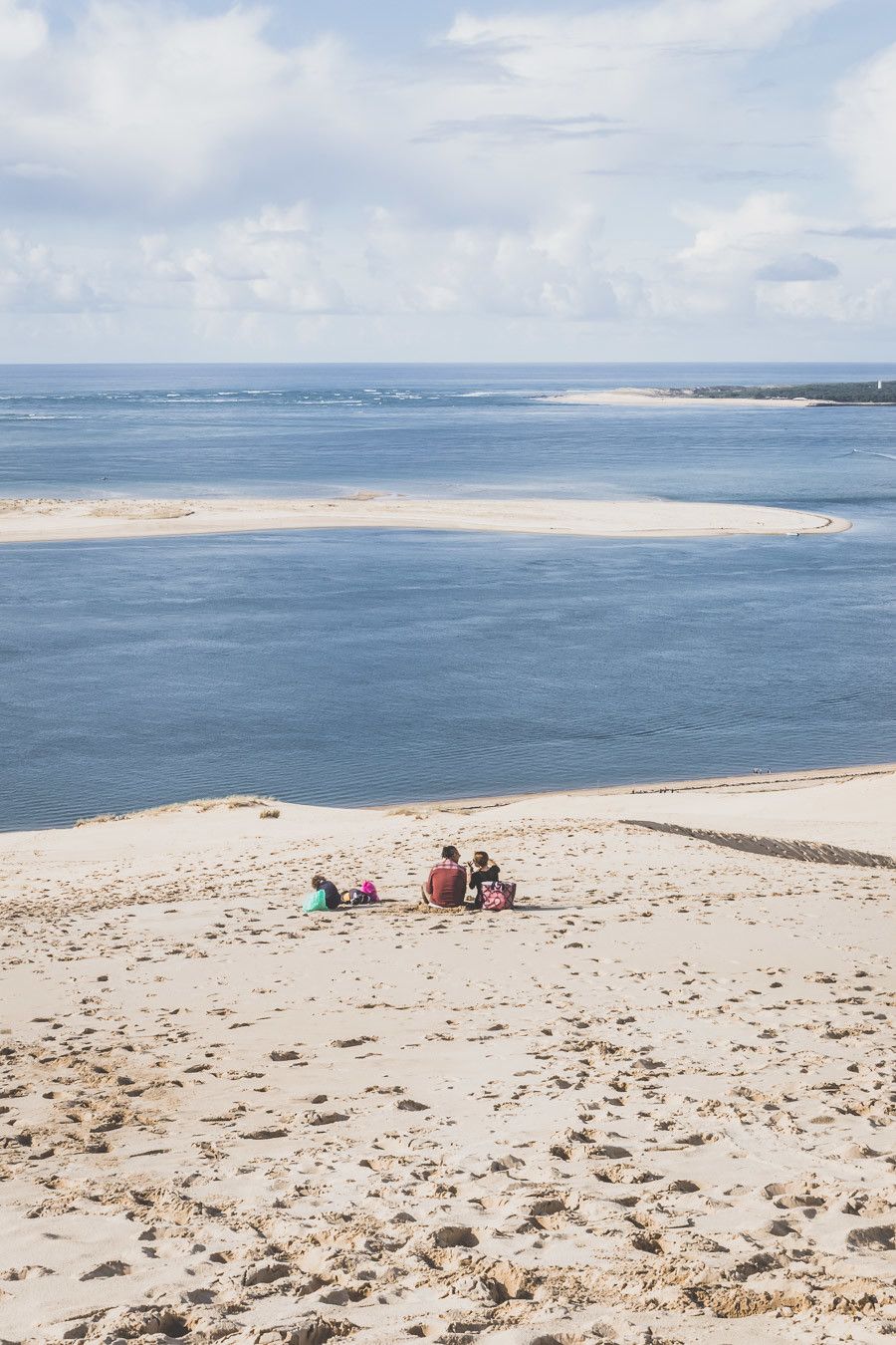 Envie de visiter le Bassin d’Arcachon ? Vous n’avez jamais eu la chance de monter la dune du Pilat ? Cet article est fait pour vous. Partez à la découverte du Cap Ferret, de la ville d’hiver d’Arcachon et des jolis villages ostréicoles lors d’un week-end bien mérité. #roadtrip #nouvelleaquitaine #france #vacances / Bassin d’Arcachon / Arcachon bassin / Gironde France / Gironde tourisme / Gironde paysage / Gironde visite / Nouvelle Aquitaine France