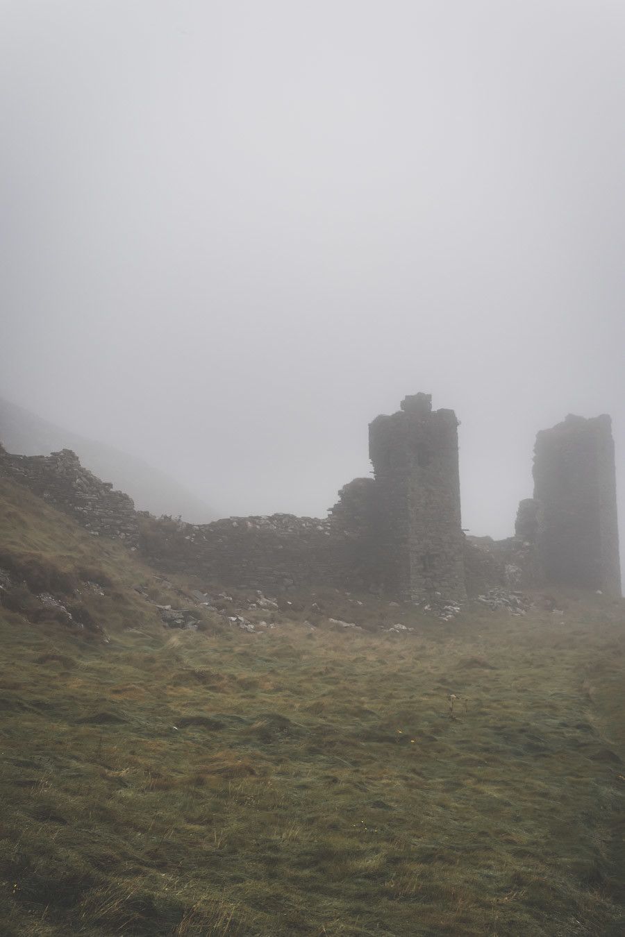 La brume et le brouillard devant les châteaux Irlandais