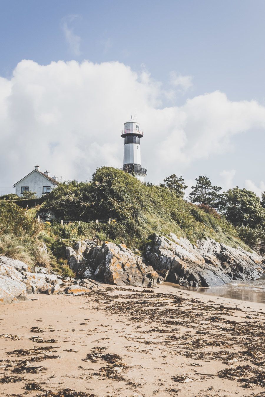 plage avec ve sur phare en irlande