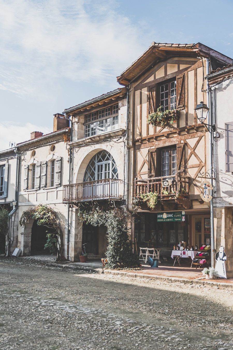 Tu prévois de visiter les Landes ? Tu rêves de plages de sable fin et de coins nature sans prendre l’avion ? Les Landes sont faites pour toi ! Retrouve dans notre article détaillé quoi faire dans les Landes, que voir et que visiter, entre jolies plages et villages de charme, réserves naturelles… #roadtrip #landes #nouvelleaquitaine #france / Vacances en France / Vacances plage / France paysage / Landes paysage / Landes tourisme / Landes plage / Landes France / Voyage en France / Voyage nature