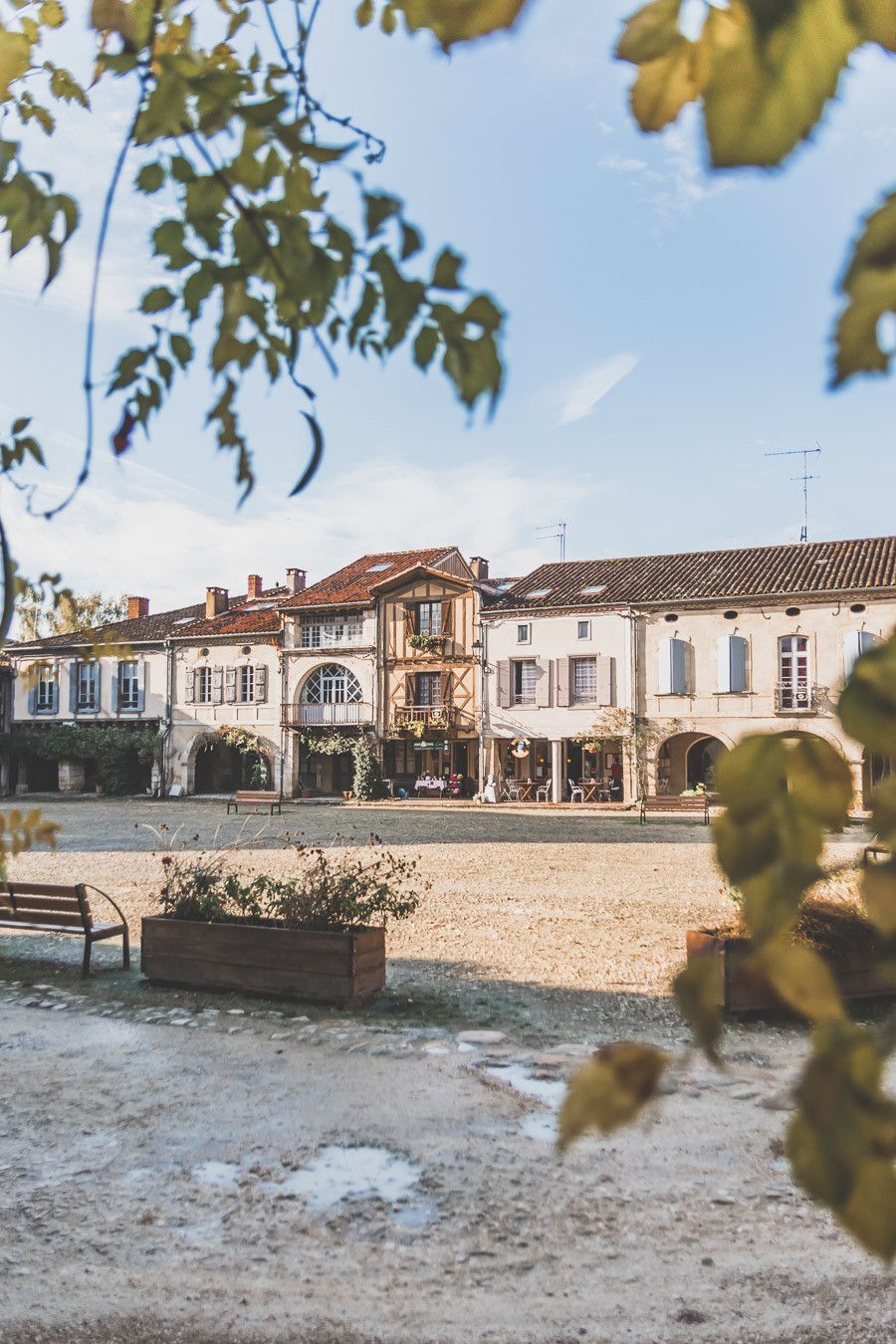 Tu prévois de visiter les Landes ? Tu rêves de plages de sable fin et de coins nature sans prendre l’avion ? Les Landes sont faites pour toi ! Retrouve dans notre article détaillé quoi faire dans les Landes, que voir et que visiter, entre jolies plages et villages de charme, réserves naturelles… #roadtrip #landes #nouvelleaquitaine #france / Vacances en France / Vacances plage / France paysage / Landes paysage / Landes tourisme / Landes plage / Landes France / Voyage en France / Voyage nature