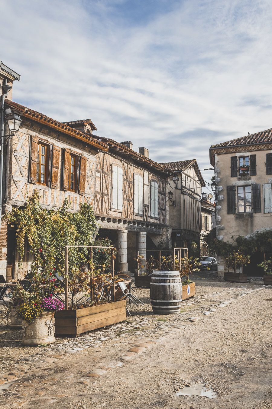 Tu prévois de visiter les Landes ? Tu rêves de plages de sable fin et de coins nature sans prendre l’avion ? Les Landes sont faites pour toi ! Retrouve dans notre article détaillé quoi faire dans les Landes, que voir et que visiter, entre jolies plages et villages de charme, réserves naturelles… #roadtrip #landes #nouvelleaquitaine #france / Vacances en France / Vacances plage / France paysage / Landes paysage / Landes tourisme / Landes plage / Landes France / Voyage en France / Voyage nature