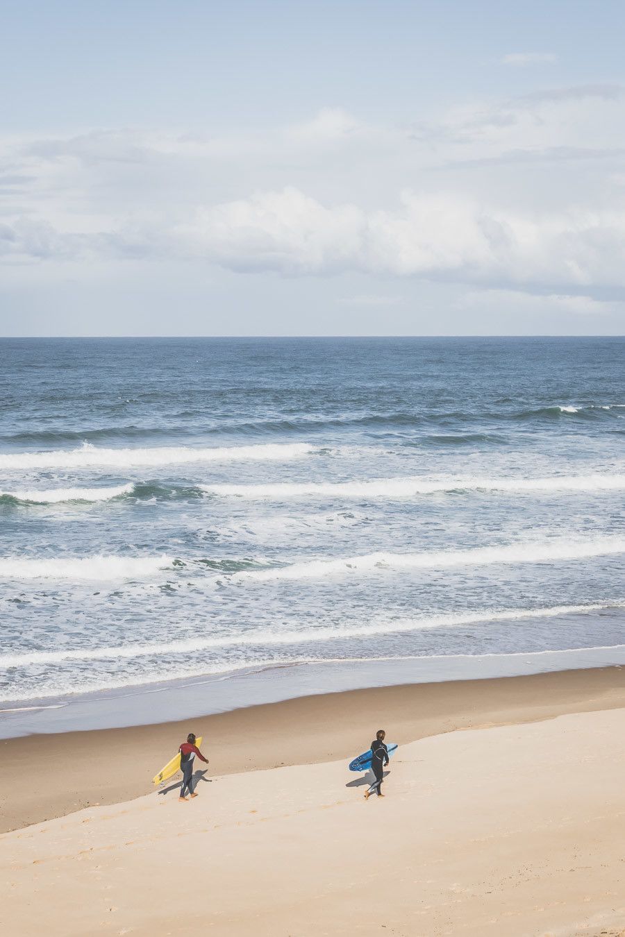 Tu prévois de visiter les Landes ? Tu rêves de plages de sable fin et de coins nature sans prendre l’avion ? Les Landes sont faites pour toi ! Retrouve dans notre article détaillé quoi faire dans les Landes, que voir et que visiter, entre jolies plages et villages de charme, réserves naturelles… #roadtrip #landes #nouvelleaquitaine #france / Vacances en France / Vacances plage / France paysage / Landes paysage / Landes tourisme / Landes plage / Landes France / Voyage en France / Voyage nature