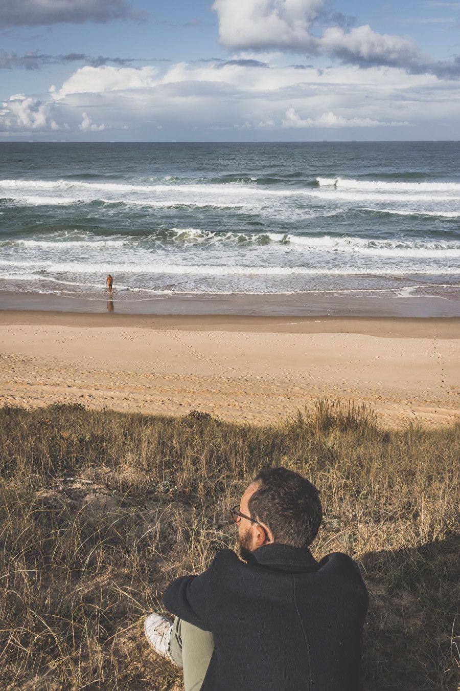 Tu prévois de visiter les Landes ? Tu rêves de plages de sable fin et de coins nature sans prendre l’avion ? Les Landes sont faites pour toi ! Retrouve dans notre article détaillé quoi faire dans les Landes, que voir et que visiter, entre jolies plages et villages de charme, réserves naturelles… #roadtrip #landes #nouvelleaquitaine #france / Vacances en France / Vacances plage / France paysage / Landes paysage / Landes tourisme / Landes plage / Landes France / Voyage en France / Voyage nature