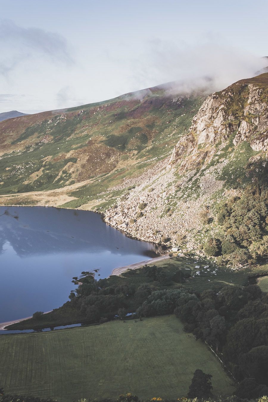 Vous rêvez ou planifiez un road trip en Irlande ? Vous partez en vacances à Dublin et souhaitez faire une excursion en dehors de la ville ? Pensez au Parc National des Montagnes de Wicklow ! C’est un paradis pour les randonneurs et pour les amoureux de grands espaces. Irlande road trip / Road trip Irlande / Irlande paysage / Irlande voyage / Voyage Irlande / Voyage en Irlande / Dublin / Wicklow ireland / Wicklow mountains / Wicklow Mountains National Park