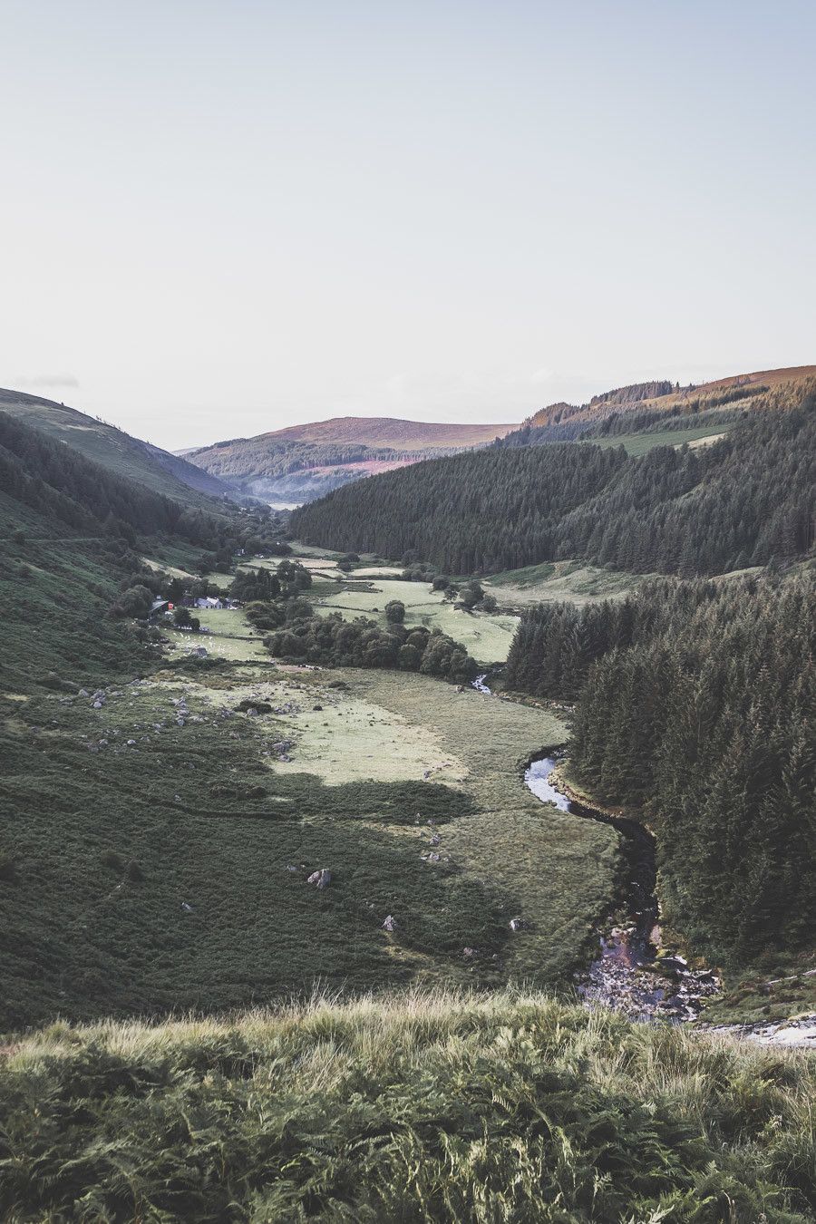 Vous rêvez ou planifiez un road trip en Irlande ? Vous partez en vacances à Dublin et souhaitez faire une excursion en dehors de la ville ? Pensez au Parc National des Montagnes de Wicklow ! C’est un paradis pour les randonneurs et pour les amoureux de grands espaces. Irlande road trip / Road trip Irlande / Irlande paysage / Irlande voyage / Voyage Irlande / Voyage en Irlande / Dublin / Wicklow ireland / Wicklow mountains / Wicklow Mountains National Park