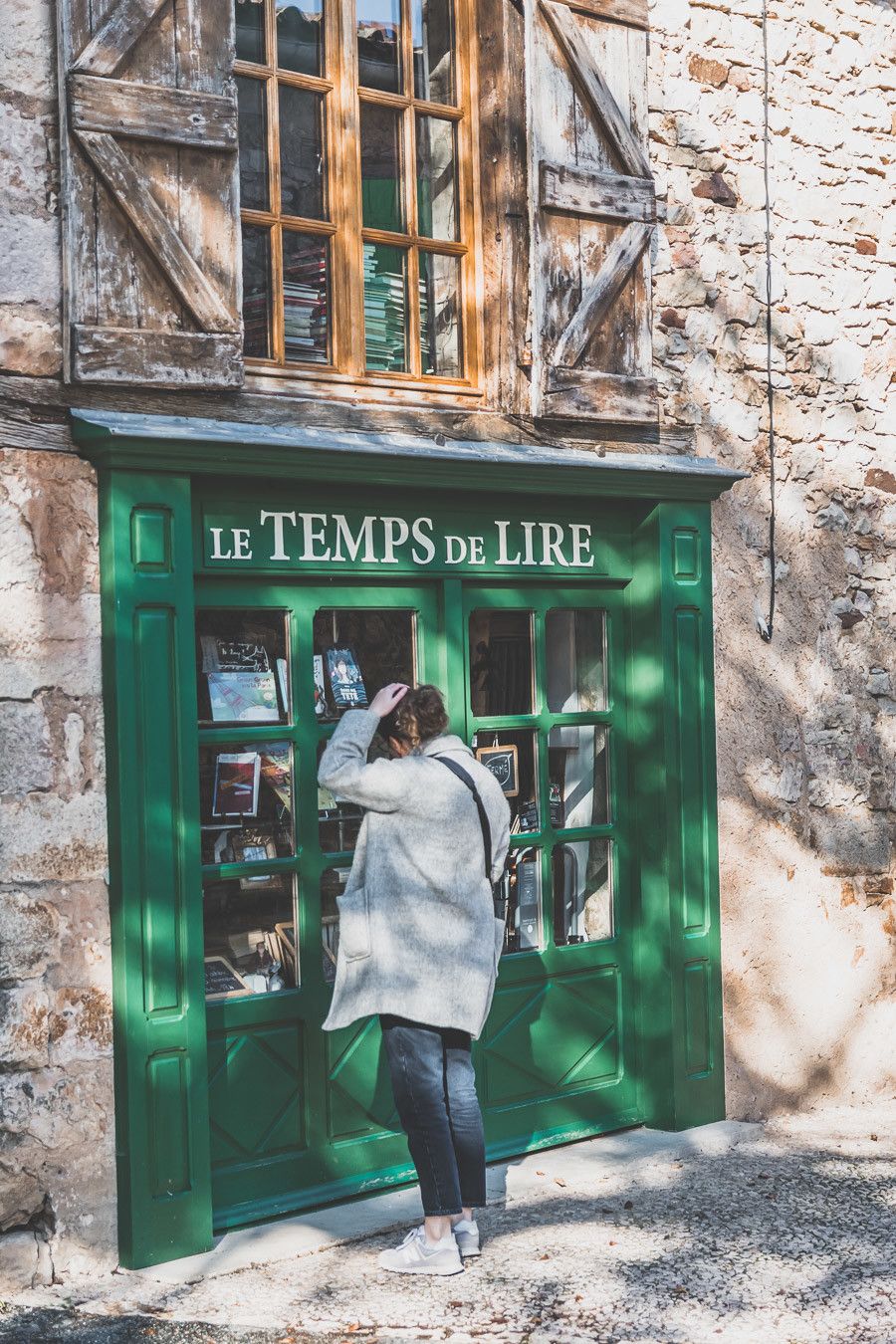 Façade d'une librairie à Puycelsi