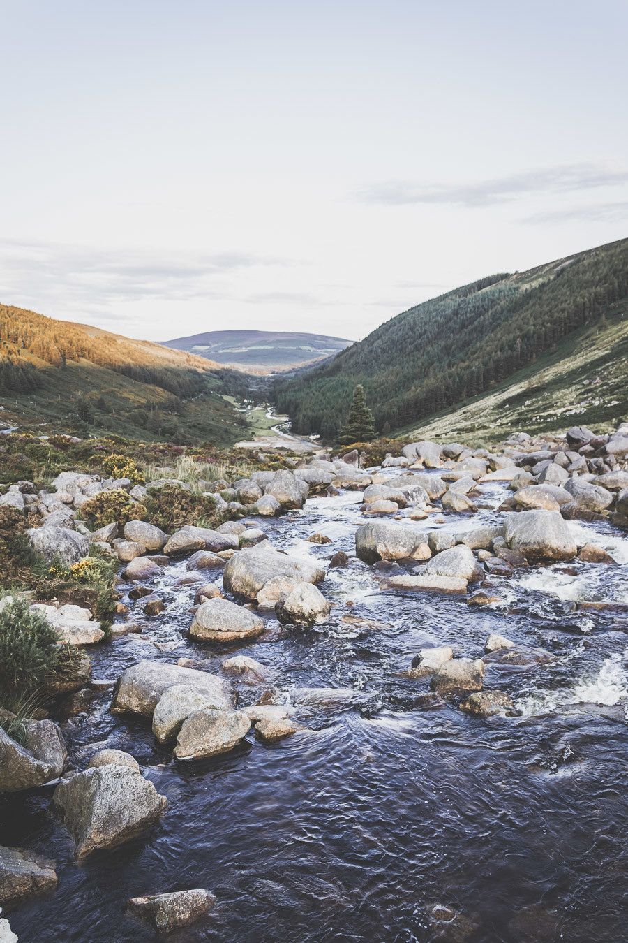 Vous rêvez ou planifiez un road trip en Irlande ? Vous partez en vacances à Dublin et souhaitez faire une excursion en dehors de la ville ? Pensez au Parc National des Montagnes de Wicklow ! C’est un paradis pour les randonneurs et pour les amoureux de grands espaces. Irlande road trip / Road trip Irlande / Irlande paysage / Irlande voyage / Voyage Irlande / Voyage en Irlande / Dublin / Wicklow ireland / Wicklow mountains / Wicklow Mountains National Park