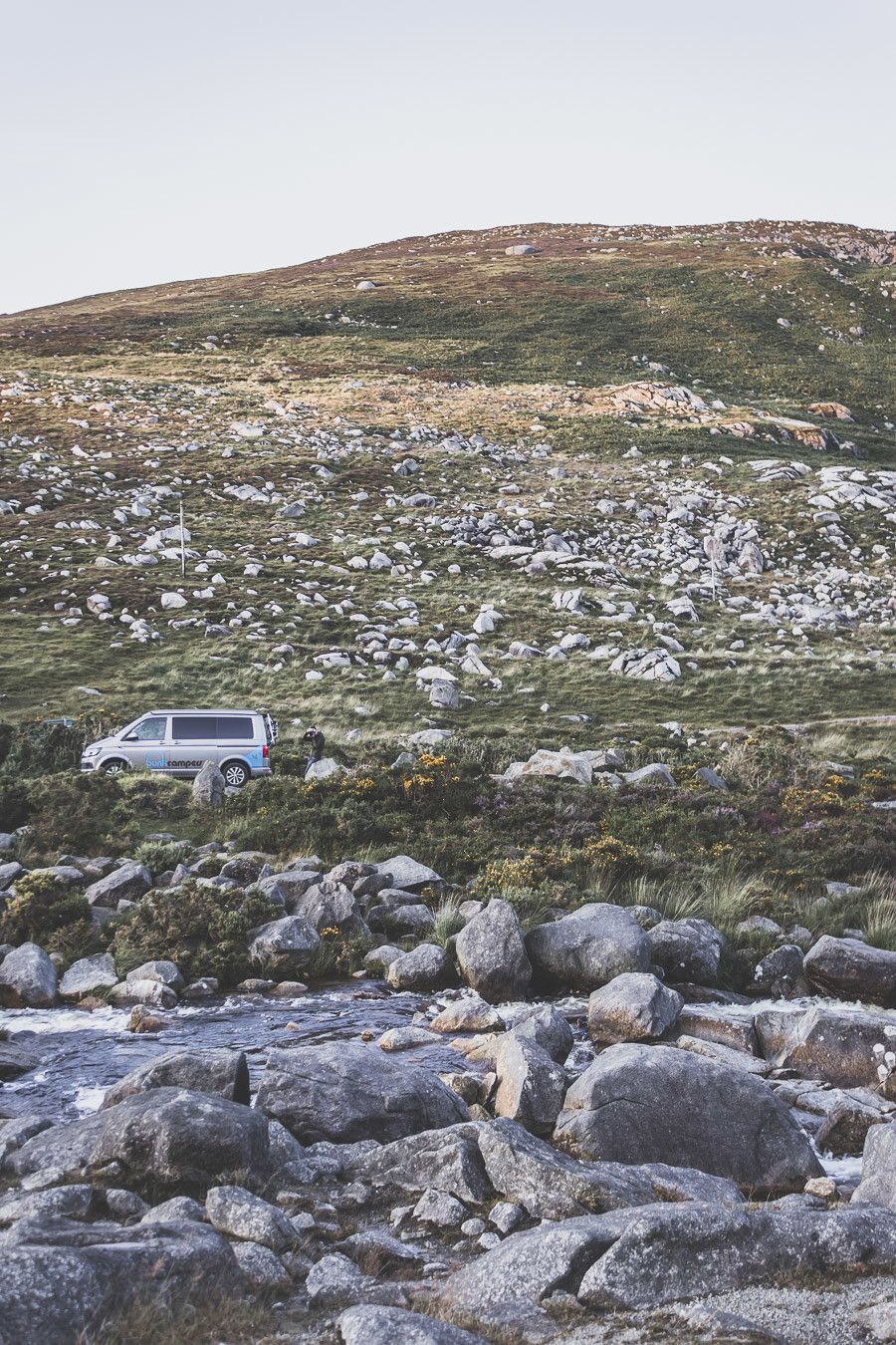 Vous rêvez ou planifiez un road trip en Irlande ? Vous partez en vacances à Dublin et souhaitez faire une excursion en dehors de la ville ? Pensez au Parc National des Montagnes de Wicklow ! C’est un paradis pour les randonneurs et pour les amoureux de grands espaces. Irlande road trip / Road trip Irlande / Irlande paysage / Irlande voyage / Voyage Irlande / Voyage en Irlande / Dublin / Wicklow ireland / Wicklow mountains / Wicklow Mountains National Park