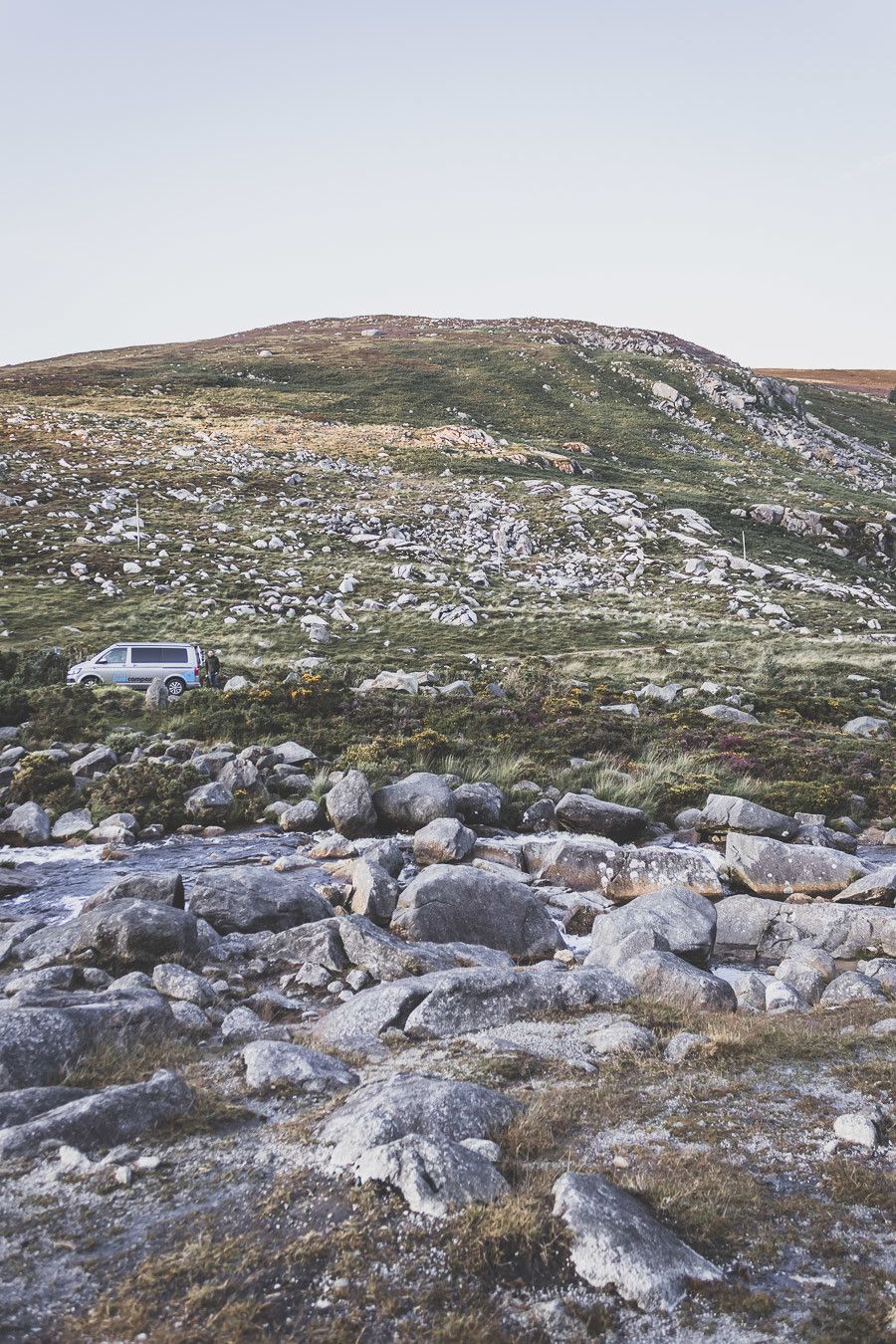 Vous rêvez ou planifiez un road trip en Irlande ? Vous partez en vacances à Dublin et souhaitez faire une excursion en dehors de la ville ? Pensez au Parc National des Montagnes de Wicklow ! C’est un paradis pour les randonneurs et pour les amoureux de grands espaces. Irlande road trip / Road trip Irlande / Irlande paysage / Irlande voyage / Voyage Irlande / Voyage en Irlande / Dublin / Wicklow ireland / Wicklow mountains / Wicklow Mountains National Park