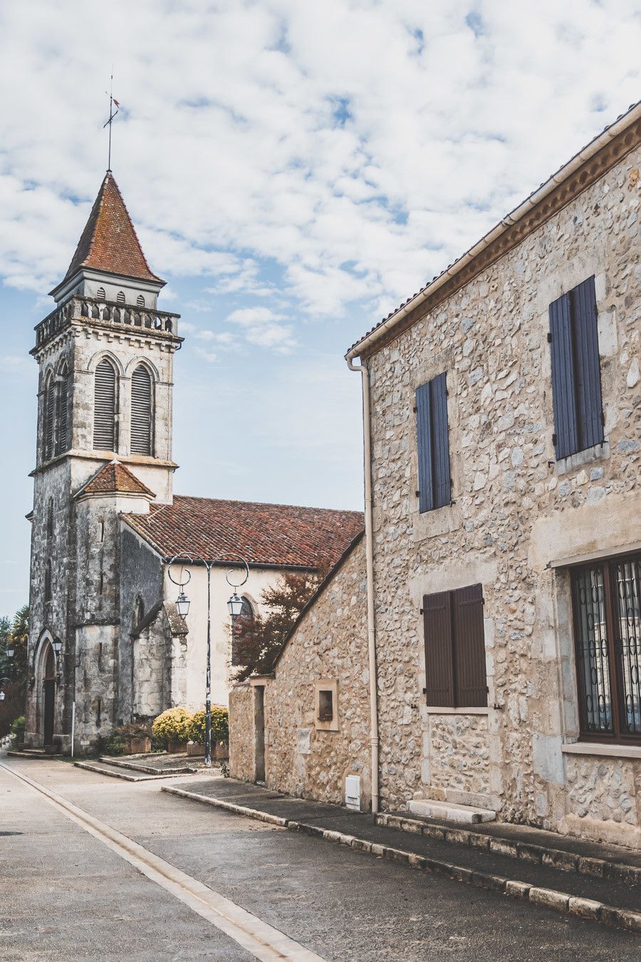 Tu prévois de visiter les Landes ? Tu rêves de plages de sable fin et de coins nature sans prendre l’avion ? Les Landes sont faites pour toi ! Retrouve dans notre article détaillé quoi faire dans les Landes, que voir et que visiter, entre jolies plages et villages de charme, réserves naturelles… #roadtrip #landes #nouvelleaquitaine #france / Vacances en France / Vacances plage / France paysage / Landes paysage / Landes tourisme / Landes plage / Landes France / Voyage en France / Voyage nature