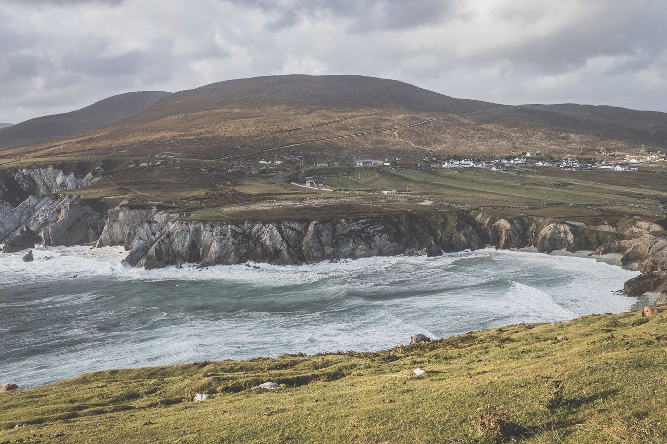 Magnifiques falaises irlandaises sur l'île d'Achill Island