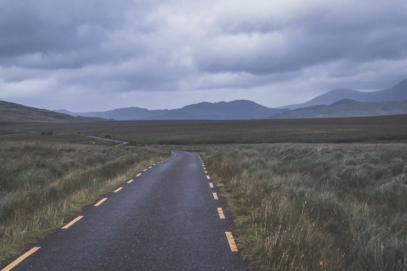 Rouler de nuit sur le Ballaghisheen Pass en Irlande