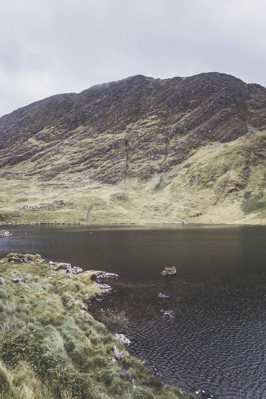 Vue sur le lac Barfinngy dans le parc national du Killarney