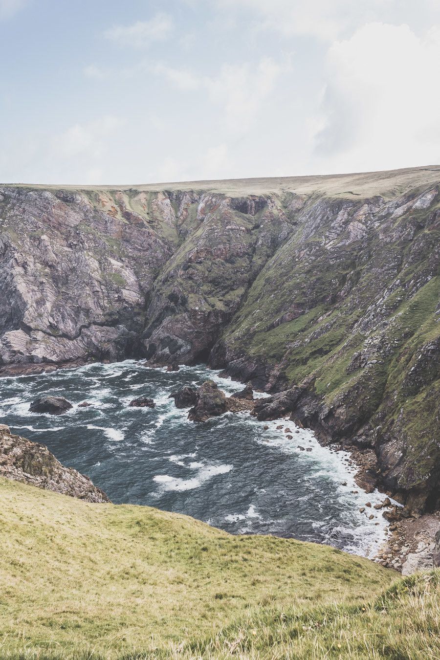 Les falaises de Benwee dans le comté de Mayo en Irlande