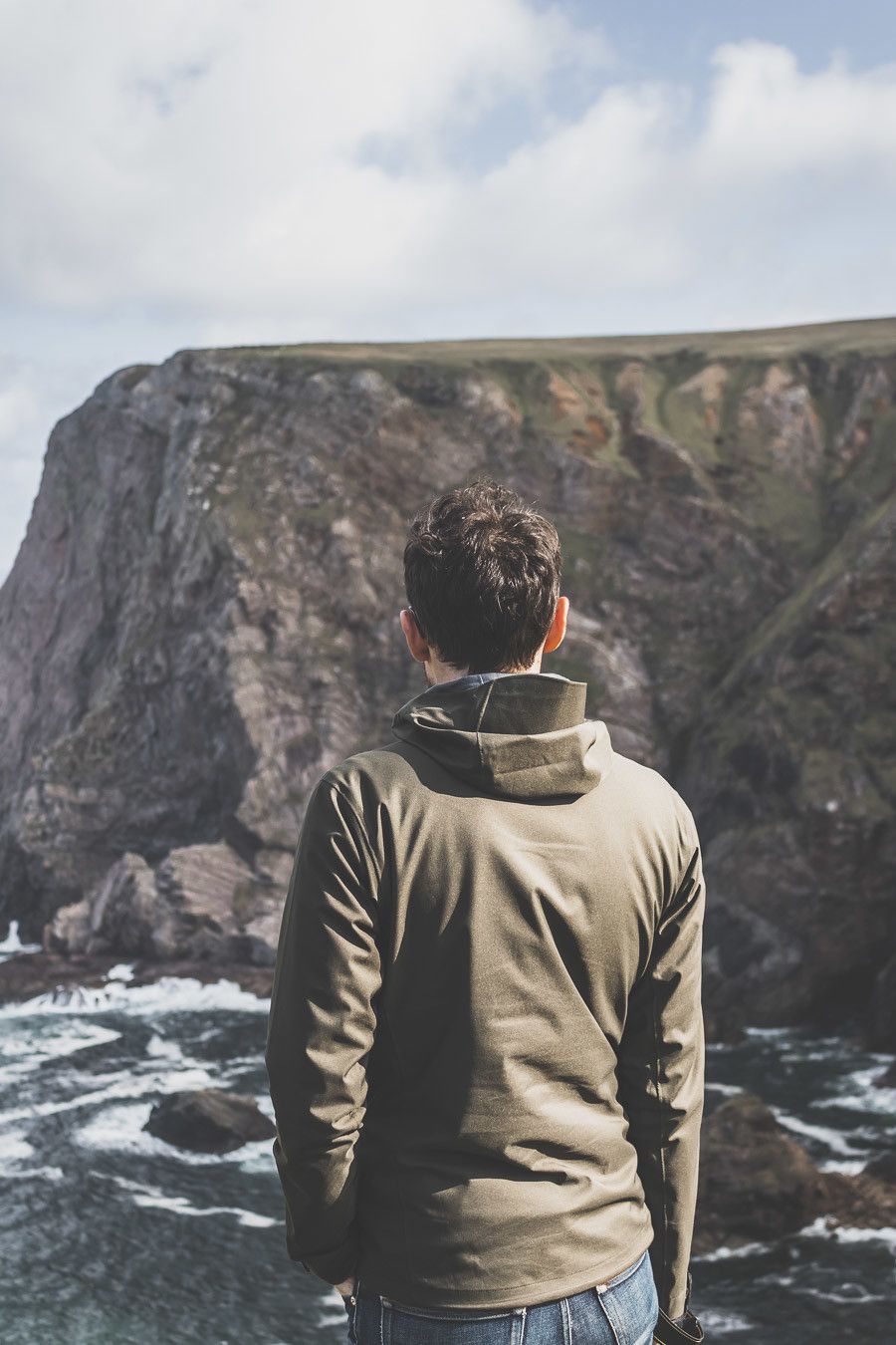 Vue sur les falaises de Benwee dans le comté de Mayo en Irlande