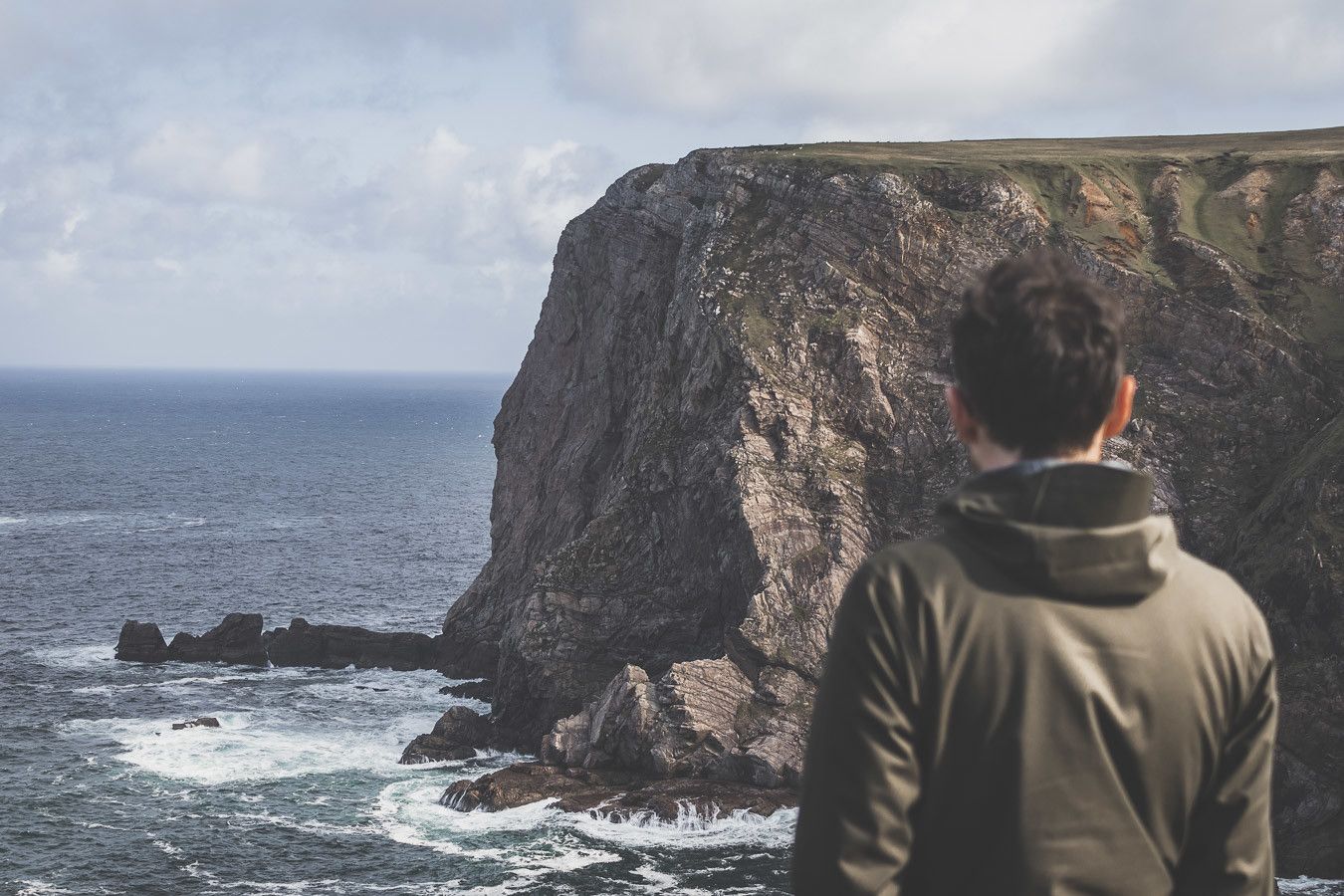 Les falaises de Benwee dans le comté de Mayo en Irlande