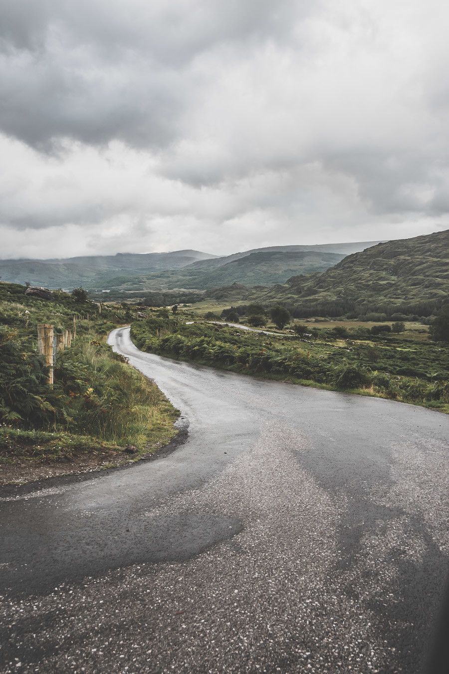 Les routes étroites de la Black Valley Road dans le comté de Kerry