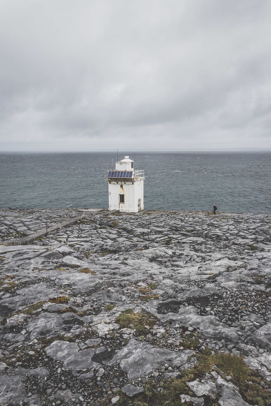 Vous planifiez un road trip en Irlande ? N’oubliez pas de passer par le Burren ! Cette superbe région géologique se situe dans le comté de Clare en Irlande et côtoie les célèbres Falaises de Moher / Cliffs of Moher Ireland / Irlande road trip / Road trip Irlande / Irlande paysage / Irlande voyage / Voyage Irlande / Irlande voyage / Voyage Irlande / Voyage en Irlande / Carnet de voyage en Irlande / Carnet voyage Irlande / Burren Ireland / Burren National Park Ireland /