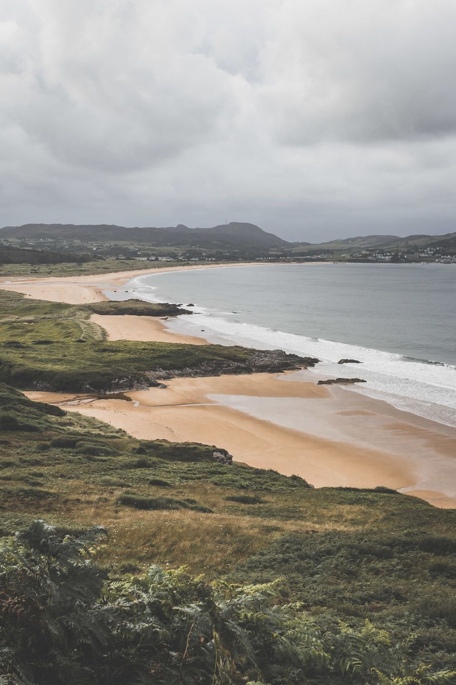 Vous planifiez un road trip en Irlande ? N’oubliez pas le comté de Donegal. Entre belles plages et falaises imposantes, ce comté saura vous surprendre et vous émerveiller. Vous trouverez dans cet article conseils pratiques et itinéraire. Irlande road trip / Road trip Irlande / Irlande paysage / Irlande / Donegal Ireland / Donegal things to do / Voyage Irlande / Voyage en Irlande / Carnet de voyage Irlande / Carnet voyage Irlande