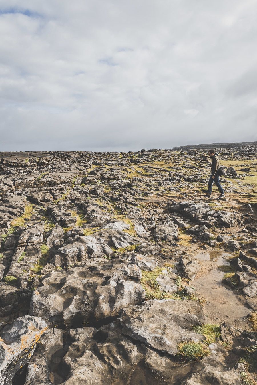 Vous planifiez un road trip en Irlande ? N’oubliez pas de passer par le Burren ! Cette superbe région géologique se situe dans le comté de Clare en Irlande et côtoie les célèbres Falaises de Moher / Cliffs of Moher Ireland / Irlande road trip / Road trip Irlande / Irlande paysage / Irlande voyage / Voyage Irlande / Irlande voyage / Voyage Irlande / Voyage en Irlande / Carnet de voyage en Irlande / Carnet voyage Irlande / Burren Ireland / Burren National Park Ireland /