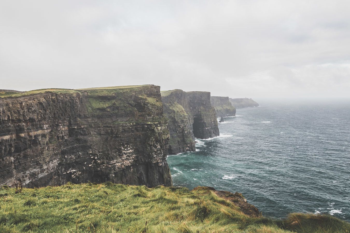 Vous planifiez un road trip en Irlande ? N’oubliez pas de passer par le Burren ! Cette superbe région géologique se situe dans le comté de Clare en Irlande et côtoie les célèbres Falaises de Moher / Cliffs of Moher Ireland / Irlande road trip / Road trip Irlande / Irlande paysage / Irlande voyage / Voyage Irlande / Irlande voyage / Voyage Irlande / Voyage en Irlande / Carnet de voyage en Irlande / Carnet voyage Irlande / Burren Ireland / Burren National Park Ireland /