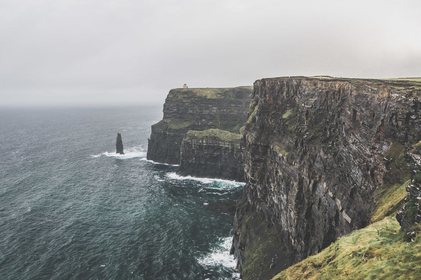 Vous planifiez un road trip en Irlande ? N’oubliez pas de passer par le Burren ! Cette superbe région géologique se situe dans le comté de Clare en Irlande et côtoie les célèbres Falaises de Moher / Cliffs of Moher Ireland / Irlande road trip / Road trip Irlande / Irlande paysage / Irlande voyage / Voyage Irlande / Irlande voyage / Voyage Irlande / Voyage en Irlande / Carnet de voyage en Irlande / Carnet voyage Irlande / Burren Ireland / Burren National Park Ireland /