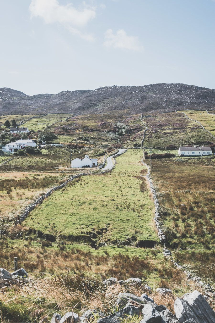 Vous souhaitez visiter le Connemara ? Découvrir la ville de Galway et ses alentours ? Ce guide est fait pour vous ! Il saura vous aiguiller / Irlande road trip / Road trip Irlande / Irlande paysage / Irlande voyage / Voyage Irlande / Irlande voyage / Voyage Irlande / Voyage en Irlande / Carnet de voyage en Irlande / Carnet voyage Irlande / Connemara Irlande / Connemara national park / Galway Ireland / Galway Irlande / Galway things to do