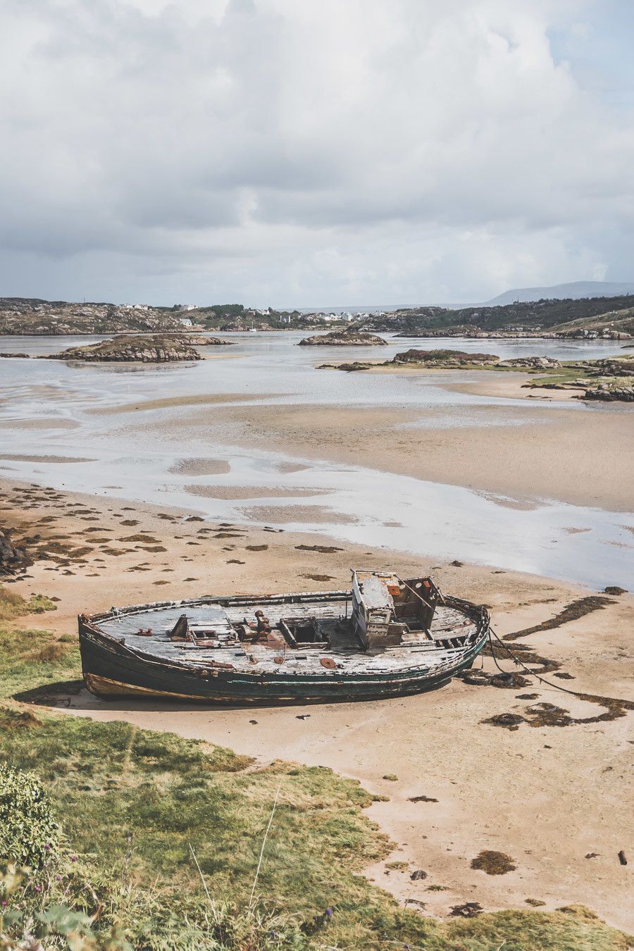 Vous planifiez un road trip en Irlande ? N’oubliez pas le comté de Donegal. Entre belles plages et falaises imposantes, ce comté saura vous surprendre et vous émerveiller. Vous trouverez dans cet article conseils pratiques et itinéraire. Irlande road trip / Road trip Irlande / Irlande paysage / Irlande / Donegal Ireland / Donegal things to do / Voyage Irlande / Voyage en Irlande / Carnet de voyage Irlande / Carnet voyage Irlande