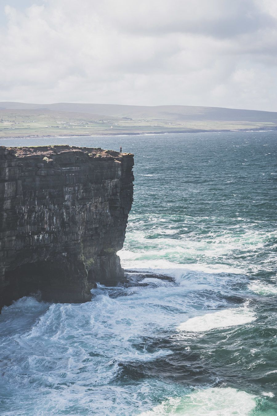 Les falaises de Downpatrick en Irlande