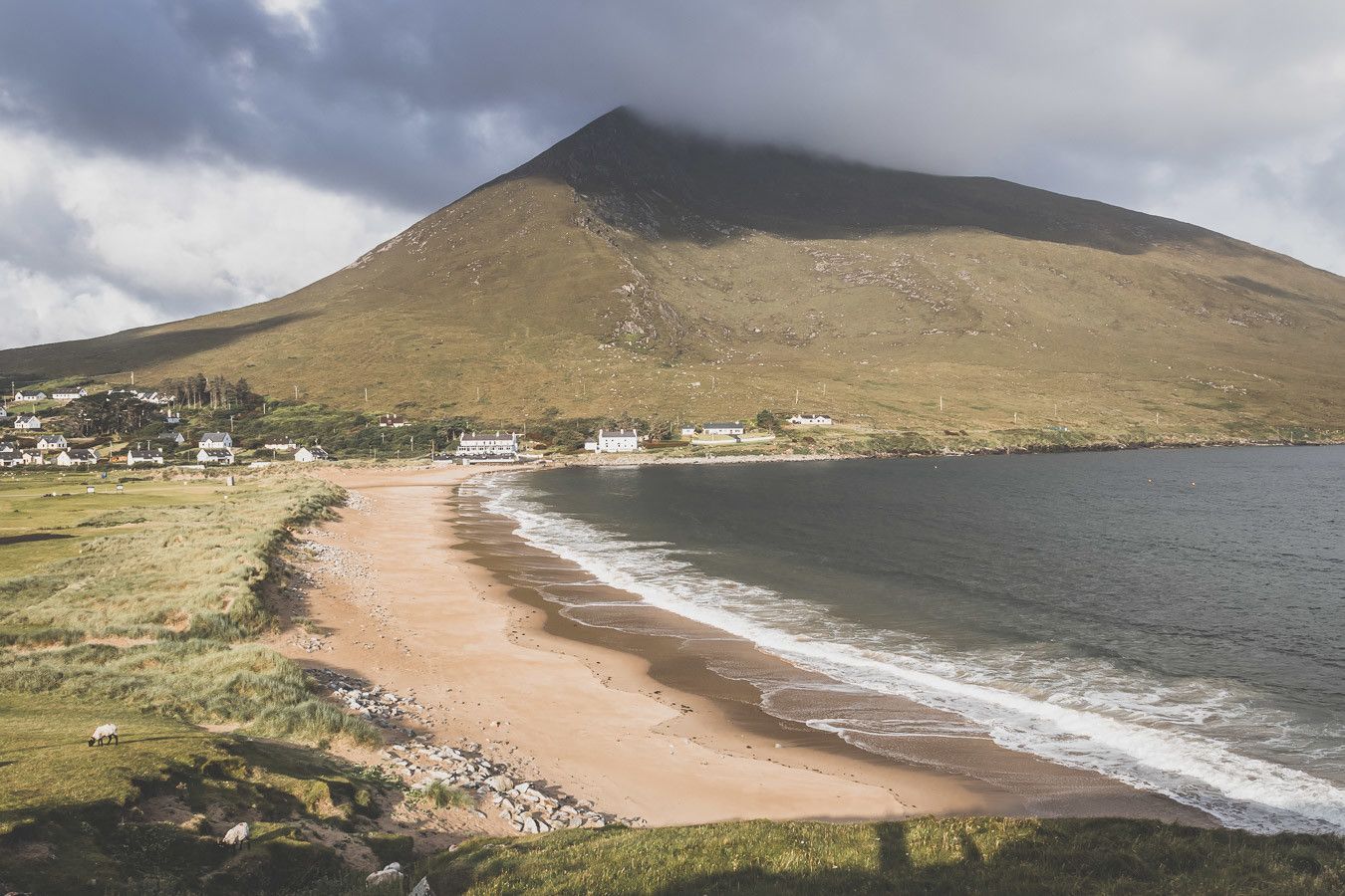 La plage de Dugort Beach en Irlande