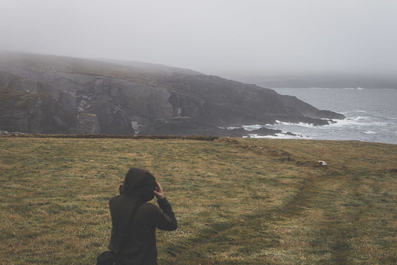 La pluie et le vent au Dunlough Castle en Irlade