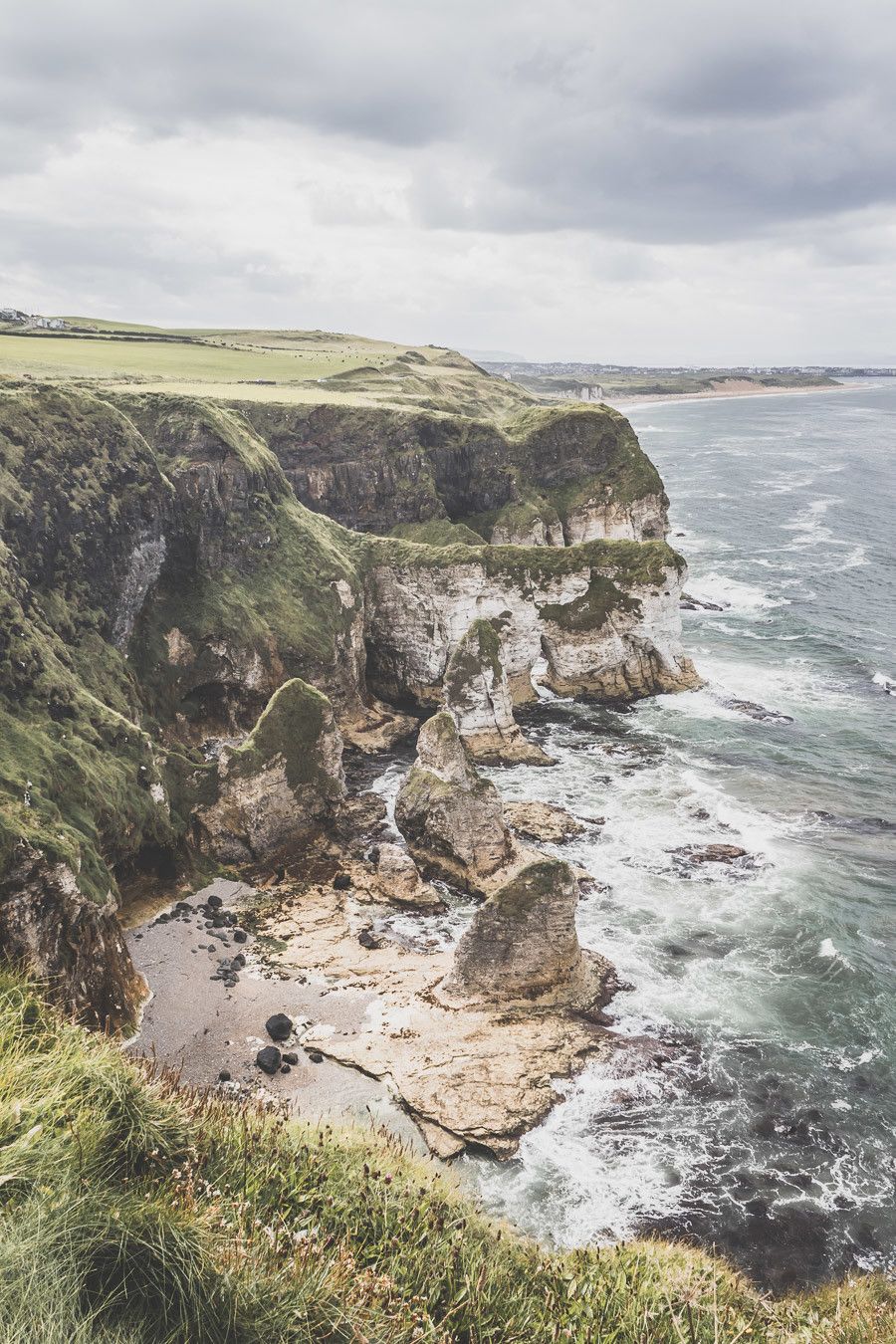 Vous ne connaissez pas encore l’Irlande-du-Nord ? Vous rêvez d’un voyage en Irlande-du-Nord ? Cet article est fait pour vous ! Il vous aidera à préparer votre road trip dans des lieux incroyables comme la Chaussée des Géants ou le pont Carrick-a-Rede. Vous découvrirez des lieux de tournage de Game of Thrones. Road trip Irlande / Irlande du Nord / Irlande voyage / Irlande paysage / Irlande road trip / Irlande du Nord voyage / Irlande du Nord paysage / Circuit Irlande du Nord / Game of Thrones