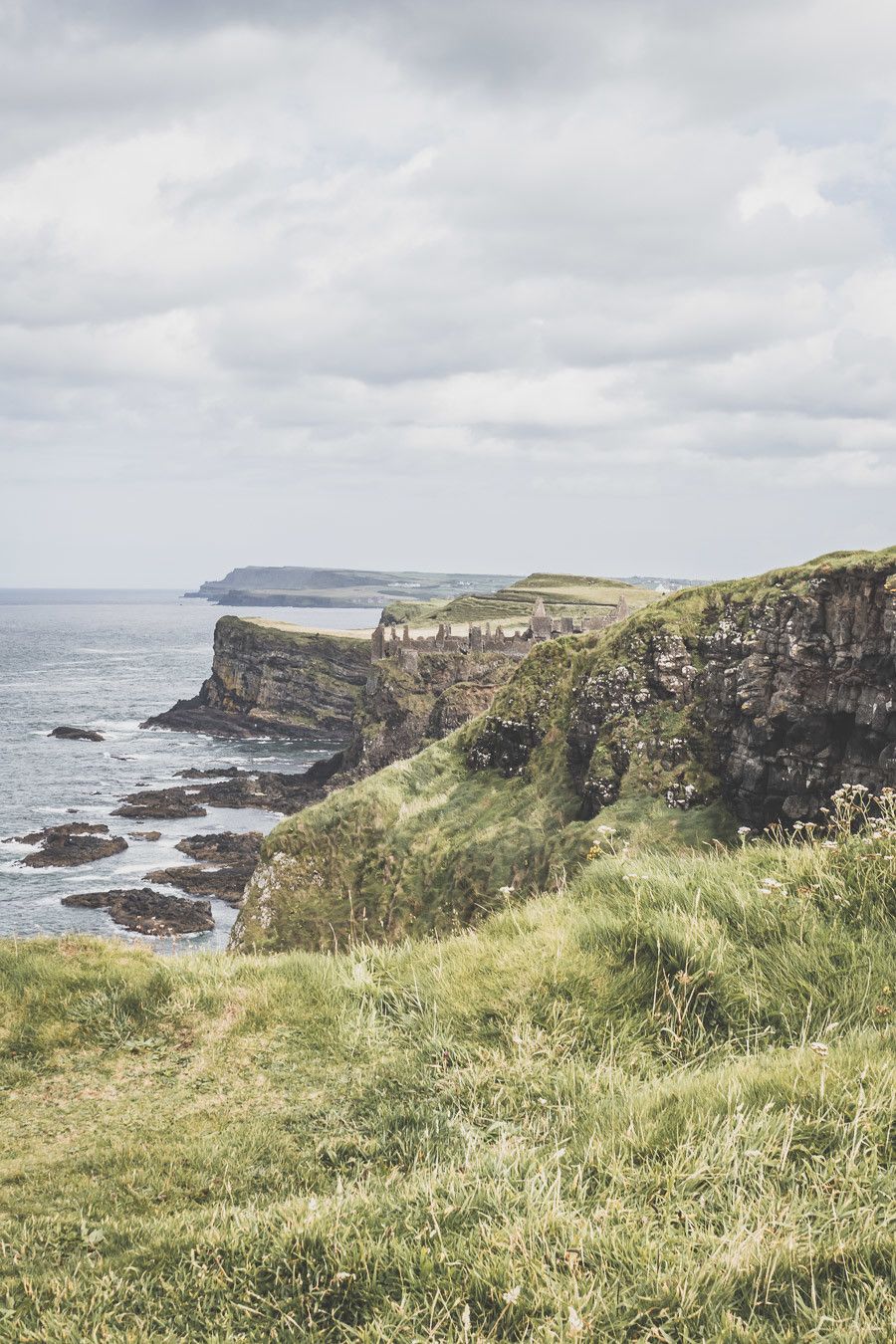 Vous ne connaissez pas encore l’Irlande-du-Nord ? Vous rêvez d’un voyage en Irlande-du-Nord ? Cet article est fait pour vous ! Il vous aidera à préparer votre road trip dans des lieux incroyables comme la Chaussée des Géants ou le pont Carrick-a-Rede. Vous découvrirez des lieux de tournage de Game of Thrones. Road trip Irlande / Irlande du Nord / Irlande voyage / Irlande paysage / Irlande road trip / Irlande du Nord voyage / Irlande du Nord paysage / Circuit Irlande du Nord / Game of Thrones