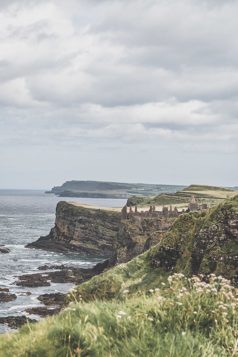 Vous ne connaissez pas encore l’Irlande-du-Nord ? Vous rêvez d’un voyage en Irlande-du-Nord ? Cet article est fait pour vous ! Il vous aidera à préparer votre road trip dans des lieux incroyables comme la Chaussée des Géants ou le pont Carrick-a-Rede. Vous découvrirez des lieux de tournage de Game of Thrones. Road trip Irlande / Irlande du Nord / Irlande voyage / Irlande paysage / Irlande road trip / Irlande du Nord voyage / Irlande du Nord paysage / Circuit Irlande du Nord / Game of Thrones