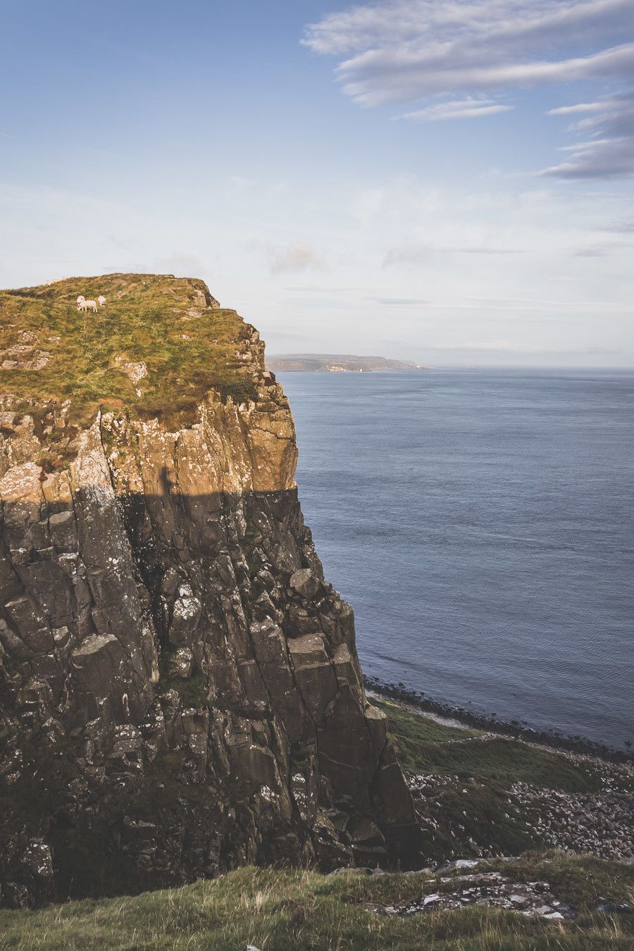 Vous ne connaissez pas encore l’Irlande-du-Nord ? Vous rêvez d’un voyage en Irlande-du-Nord ? Cet article est fait pour vous ! Il vous aidera à préparer votre road trip dans des lieux incroyables comme la Chaussée des Géants ou le pont Carrick-a-Rede. Vous découvrirez des lieux de tournage de Game of Thrones. Road trip Irlande / Irlande du Nord / Irlande voyage / Irlande paysage / Irlande road trip / Irlande du Nord voyage / Irlande du Nord paysage / Circuit Irlande du Nord / Game of Thrones