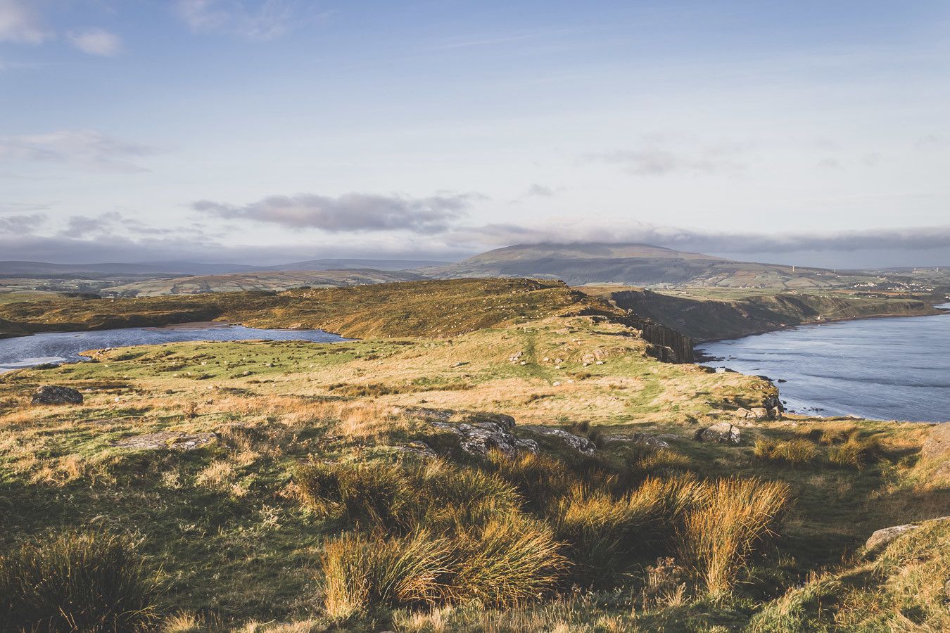 Vous ne connaissez pas encore l’Irlande-du-Nord ? Vous rêvez d’un voyage en Irlande-du-Nord ? Cet article est fait pour vous ! Il vous aidera à préparer votre road trip dans des lieux incroyables comme la Chaussée des Géants ou le pont Carrick-a-Rede. Vous découvrirez des lieux de tournage de Game of Thrones. Road trip Irlande / Irlande du Nord / Irlande voyage / Irlande paysage / Irlande road trip / Irlande du Nord voyage / Irlande du Nord paysage / Circuit Irlande du Nord / Game of Thrones