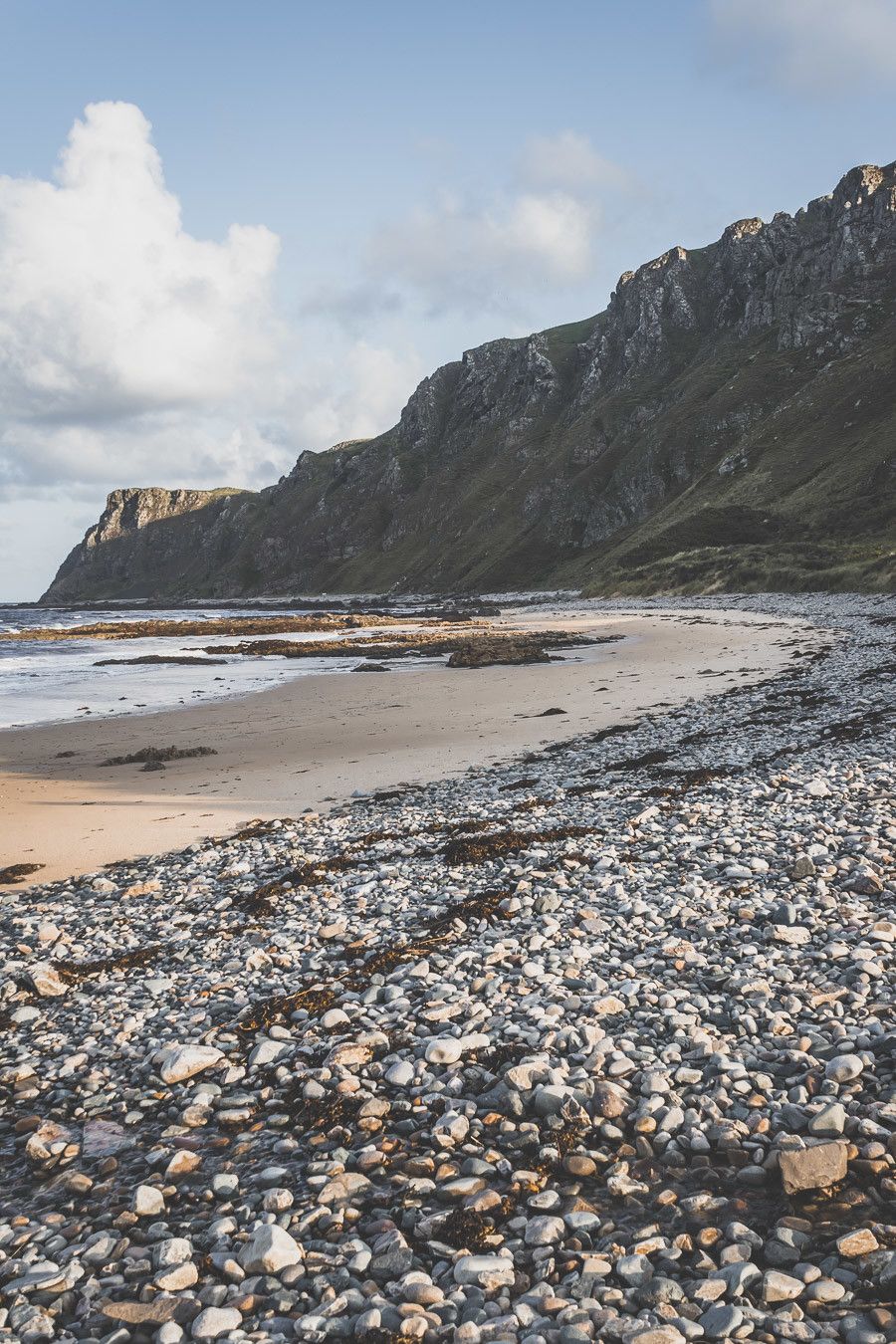 Vous planifiez un road trip en Irlande ? N’oubliez pas le comté de Donegal. Entre belles plages et falaises imposantes, ce comté saura vous surprendre et vous émerveiller. Vous trouverez dans cet article conseils pratiques et itinéraire. Irlande road trip / Road trip Irlande / Irlande paysage / Irlande / Donegal Ireland / Donegal things to do / Voyage Irlande / Voyage en Irlande / Carnet de voyage Irlande / Carnet voyage Irlande