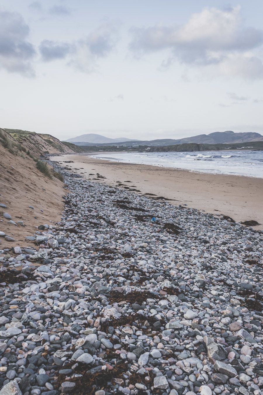 Vous planifiez un road trip en Irlande ? N’oubliez pas le comté de Donegal. Entre belles plages et falaises imposantes, ce comté saura vous surprendre et vous émerveiller. Vous trouverez dans cet article conseils pratiques et itinéraire. Irlande road trip / Road trip Irlande / Irlande paysage / Irlande / Donegal Ireland / Donegal things to do / Voyage Irlande / Voyage en Irlande / Carnet de voyage Irlande / Carnet voyage Irlande