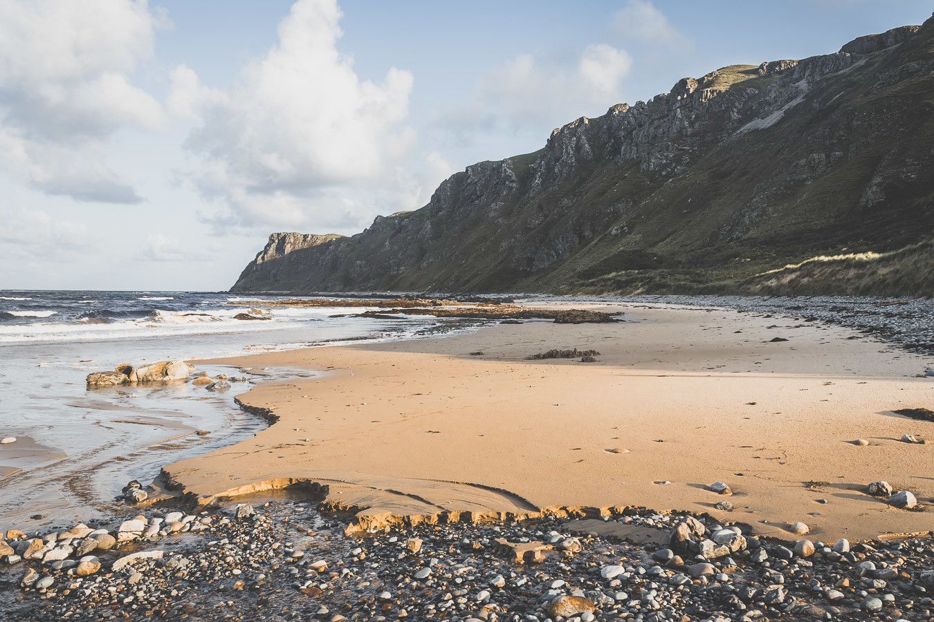 Vous planifiez un road trip en Irlande ? N’oubliez pas le comté de Donegal. Entre belles plages et falaises imposantes, ce comté saura vous surprendre et vous émerveiller. Vous trouverez dans cet article conseils pratiques et itinéraire. Irlande road trip / Road trip Irlande / Irlande paysage / Irlande / Donegal Ireland / Donegal things to do / Voyage Irlande / Voyage en Irlande / Carnet de voyage Irlande / Carnet voyage Irlande