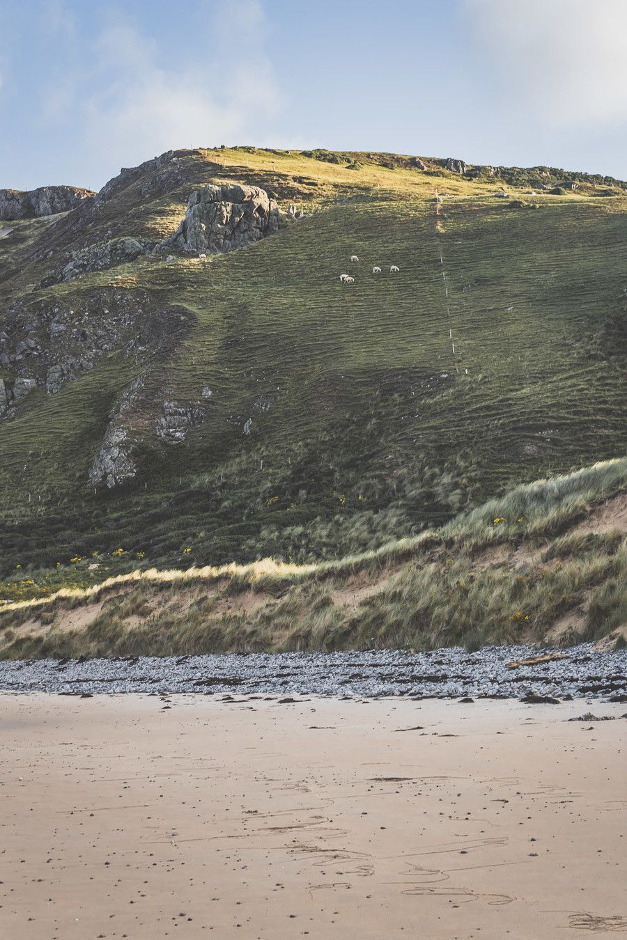 Vous planifiez un road trip en Irlande ? N’oubliez pas le comté de Donegal. Entre belles plages et falaises imposantes, ce comté saura vous surprendre et vous émerveiller. Vous trouverez dans cet article conseils pratiques et itinéraire. Irlande road trip / Road trip Irlande / Irlande paysage / Irlande / Donegal Ireland / Donegal things to do / Voyage Irlande / Voyage en Irlande / Carnet de voyage Irlande / Carnet voyage Irlande